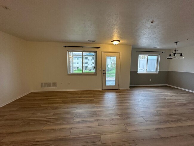 Building Photo - Caledonia Condo! Two Bedroom - Two Full Ba...