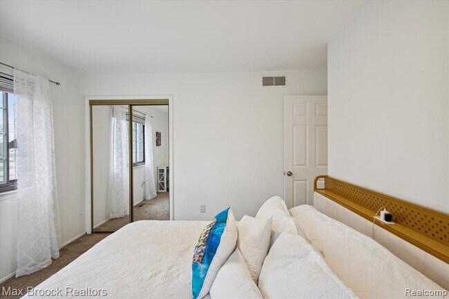 Building Photo - 1131 Indianwood Trail