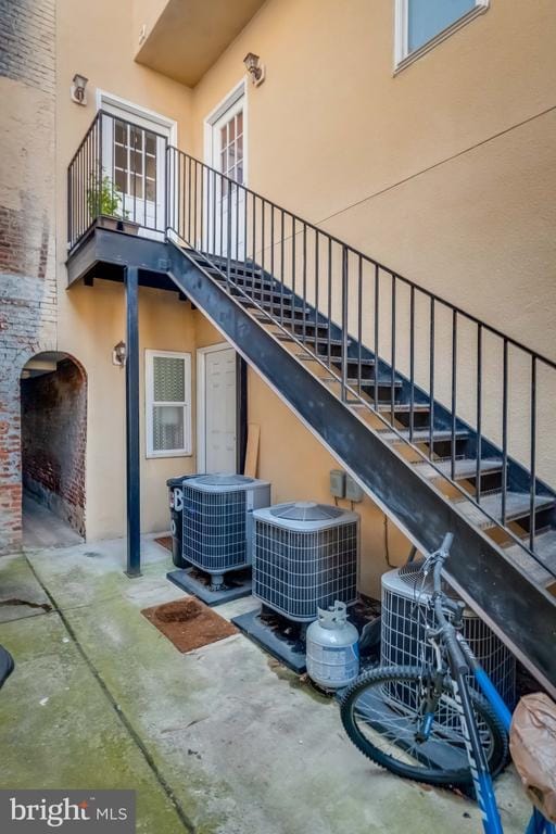 Building Photo - 910 S Charles St