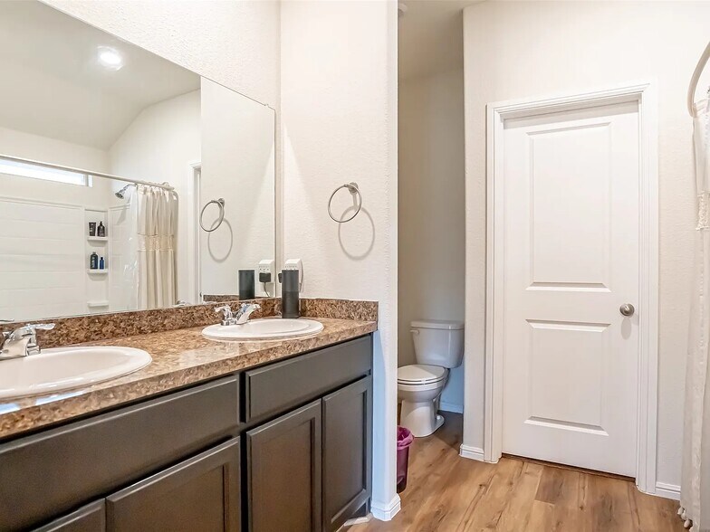 Building Photo - 9912 Huntersville Trl