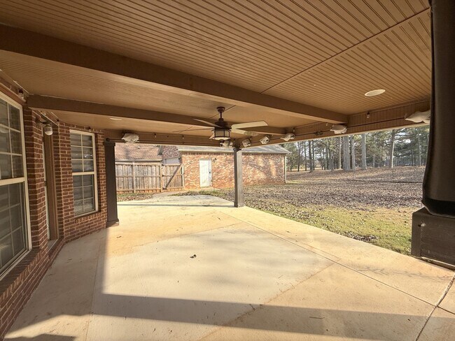 Building Photo - 118 Crystal Lake Dr