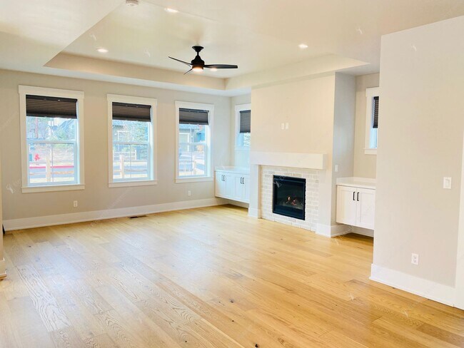 Building Photo - Craftsman Charm Meets Modern Luxury in Summit West