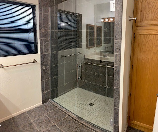 walk in shower - 2562 N Fox Run Dr