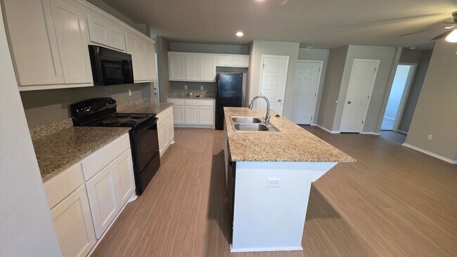 Building Photo - Great newer 3 bed 2 bath duplex.