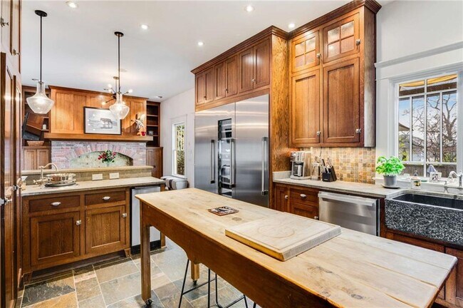 Building Photo - 349 9th St NE