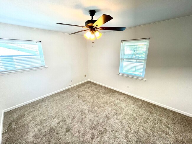 Building Photo - 201 E Fuller Dr