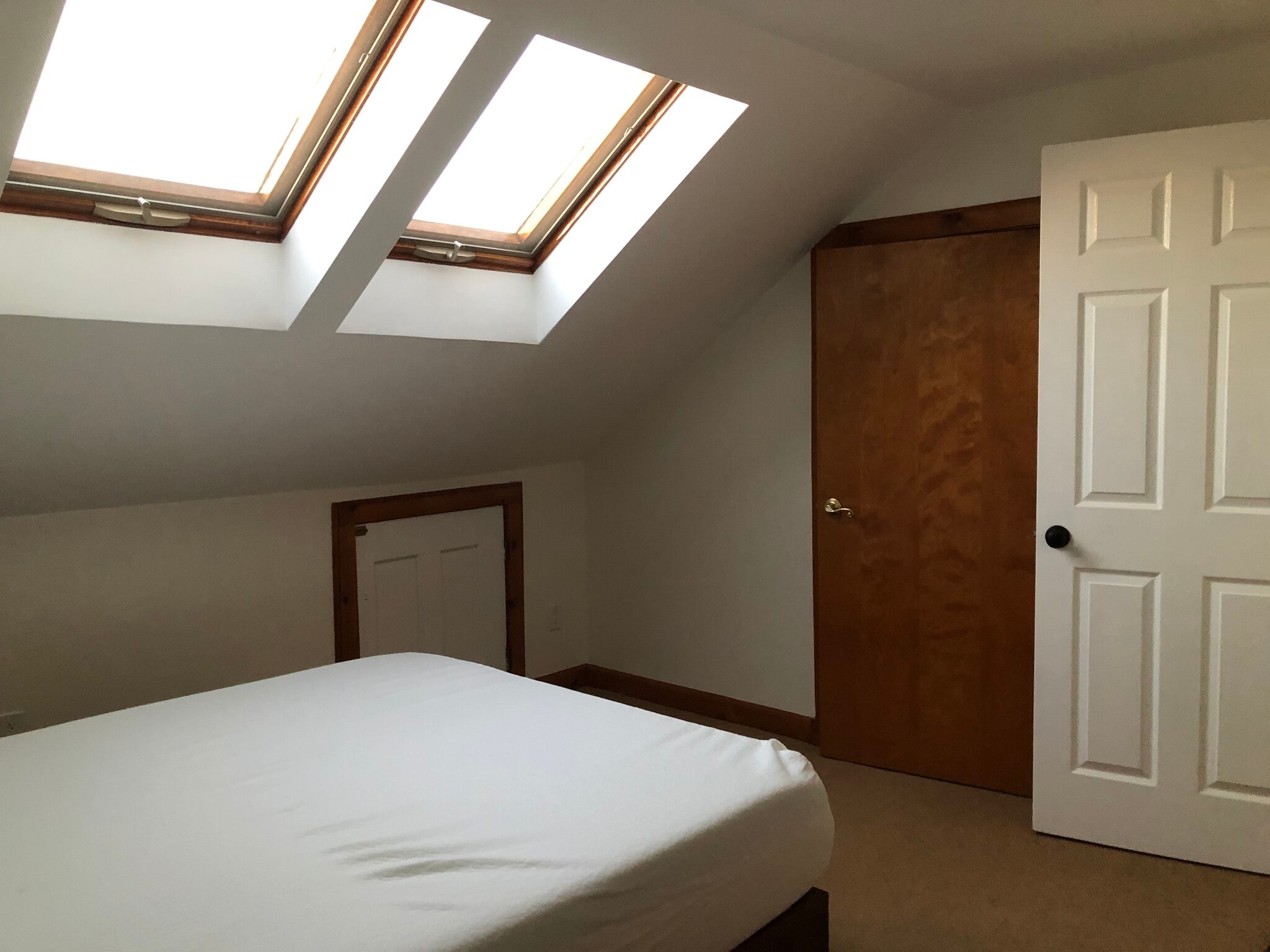 Building Photo - 74 Gainsborg Ave E