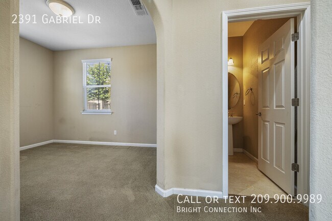 Building Photo - 2391 Gabriel Dr