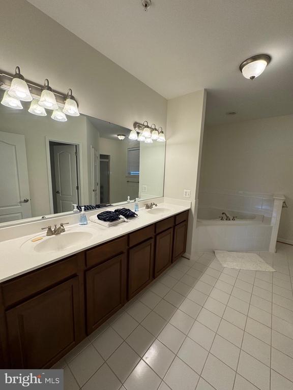 Building Photo - 622 Oyster Bay Pl