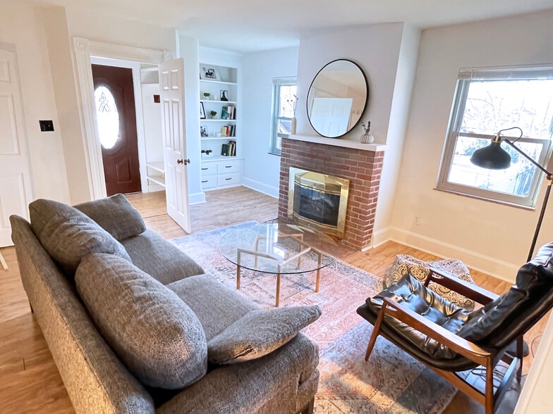 Living room - 1211 Isis Ave