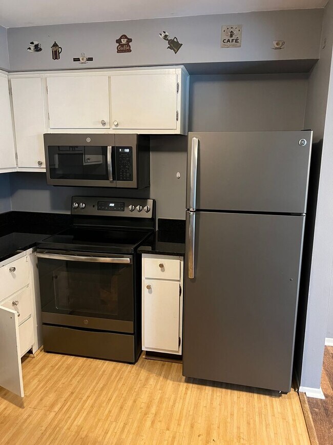 Building Photo - Beautiful 2 bedroom, 1.5 bath Condo in Wes...