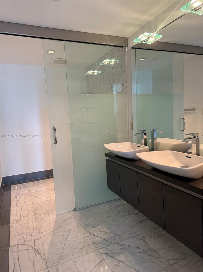 Building Photo - 200 Biscayne Blvd Way