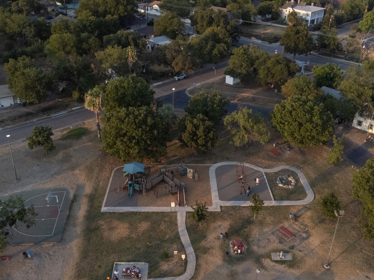 Building Photo - 1826 W French Pl