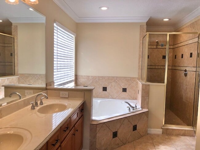 Building Photo - EAGLE CREEK LAKE NONA! WELCOME HOME! Beautiful water views! Spacious 2 story-3 bedroom 2.5 bath h...