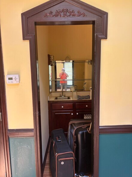 Wet bar - 3695 Winters Hill Dr