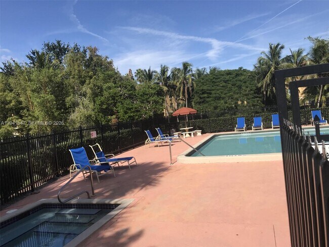 Building Photo - 731 N Pine Island Rd