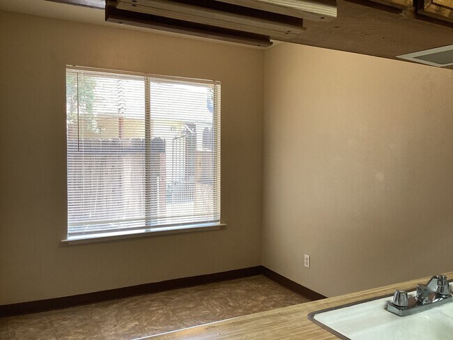 Building Photo - 563 W Alamos Ave