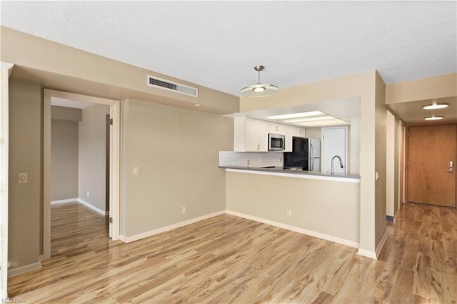 Building Photo - 1444 W 10th St