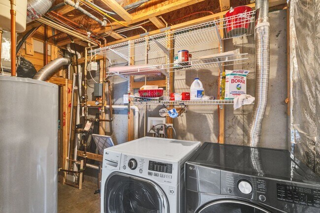 Building Photo - Charming 3 BR + Den Townhouse available now