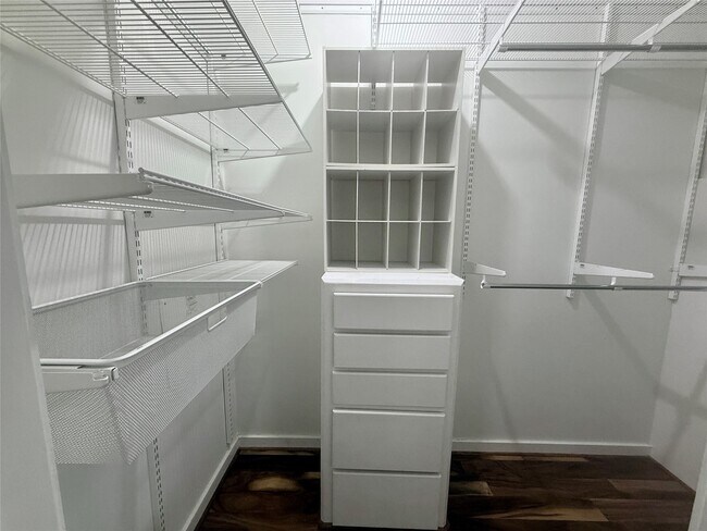 Building Photo - 608 W Drew St