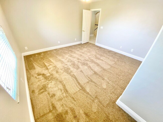 Building Photo - BEAUITFUL GATED PROPERTY 6 BEDROOMS/3 FULL...