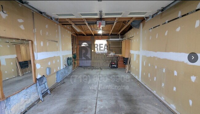Building Photo - 512 W 10th St