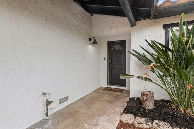 Building Photo - CANYON LAKE 3 BED 2 BATH ON GOLF COURSE