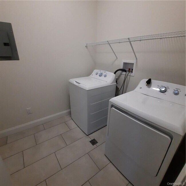 Building Photo - 250 NY-32