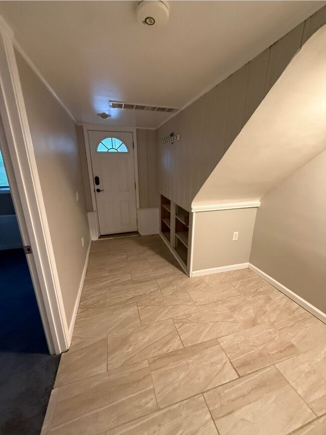 Building Photo - Charming 3 bedroom bungalow freshly updated