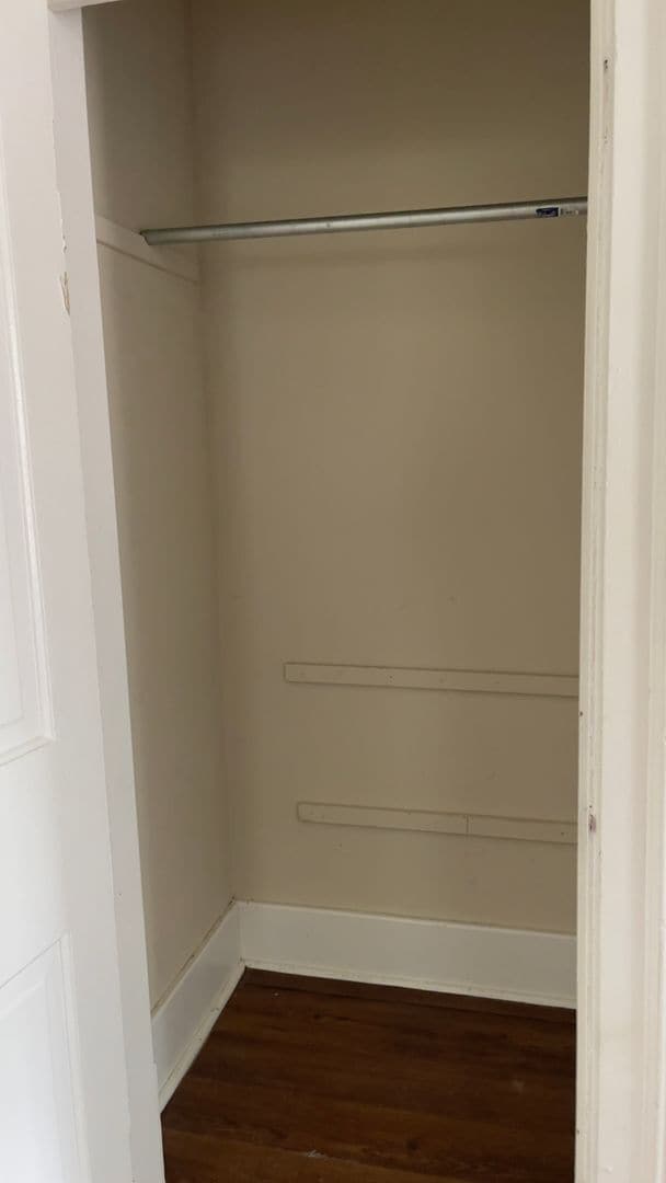 Building Photo - Historic, Upstairs One Bedroom Apartment
