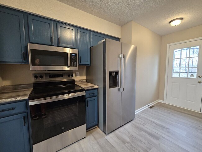 Building Photo - 3 Bedroom 2 Bathroom Home