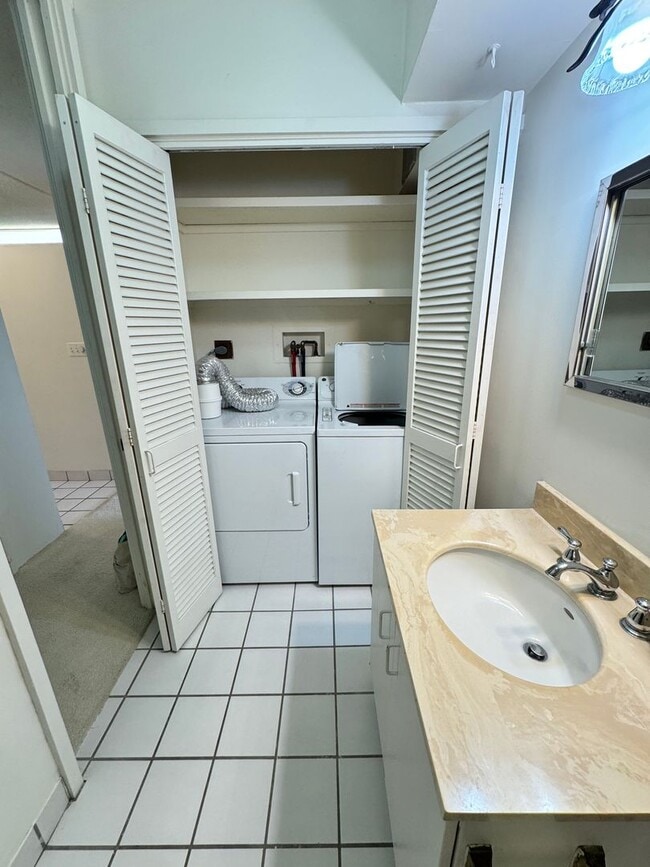 Building Photo - 2 bed, 2 bath, 1 parking condo in the hear...