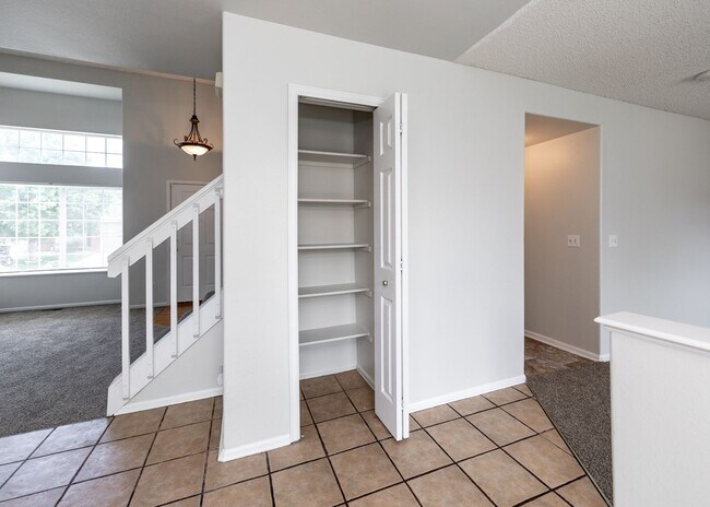 Building Photo - Newly Updated 4 Bed Home Centrally Located