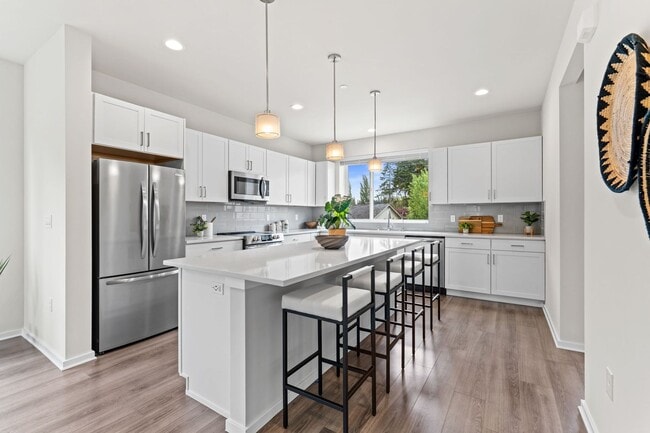 Building Photo - Like-New 4BR Corner Home w/ A/C, 2-Car Garage & Bonus Room