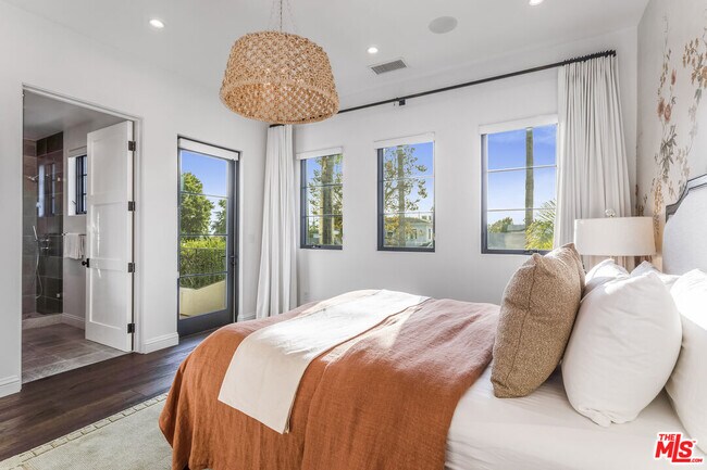 Building Photo - 820 N Vista St