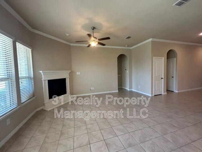 Building Photo - 16616 Central Garden Ln