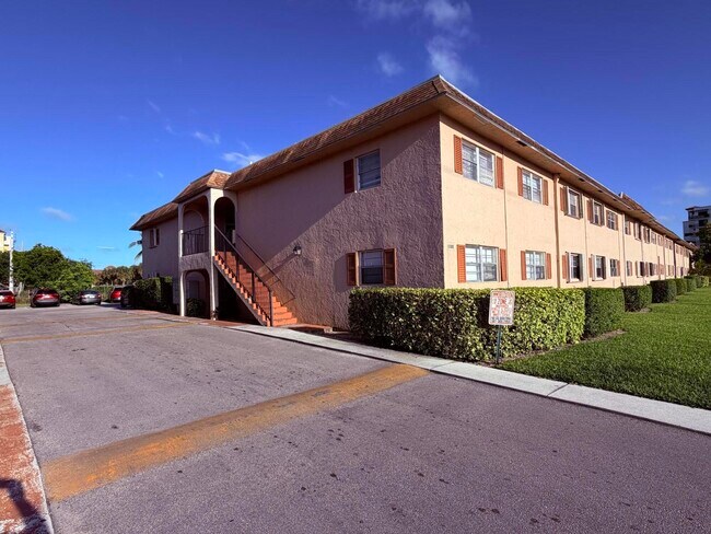 Building Photo - 600 SW 2nd Ave