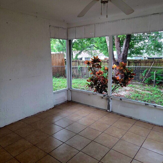 Building Photo - Freshly painted 2/2 Home with garage