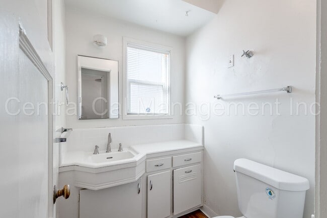 Building Photo - 347-351 E Marengo Ave