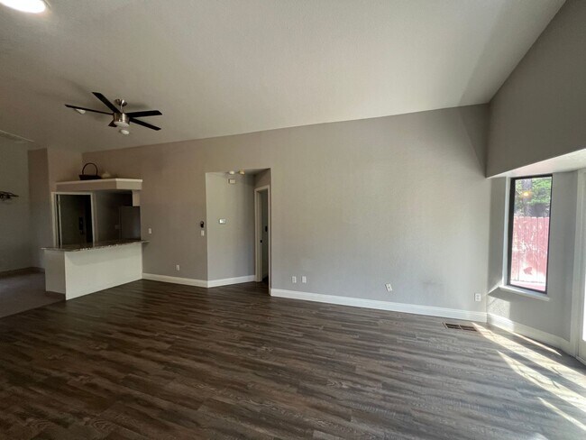 Building Photo - 3 bedroom, 2 bathroom, 1447 Sq Ft