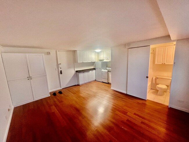 Building Photo - Five Regents/1 BD/1 BA/1 PK