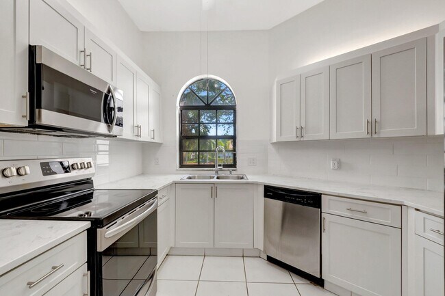 Building Photo - 5403 Verona Dr