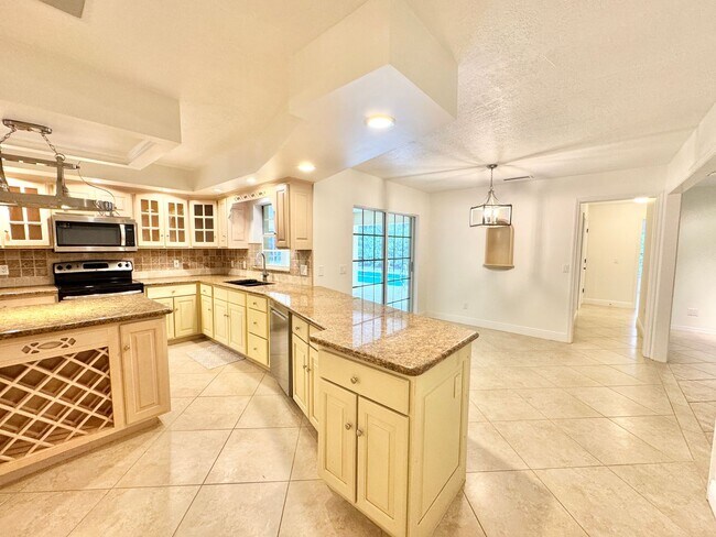 Building Photo - ** BERKSHIRE LAKES ** 3 BED + DEN / 2.5 BA...
