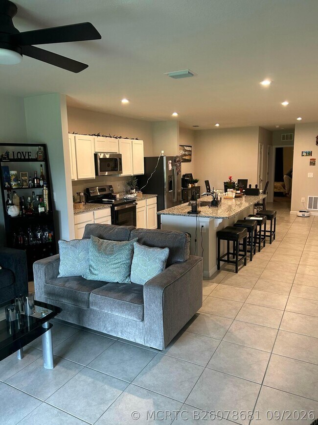 Building Photo - 825 Persimmon Pl
