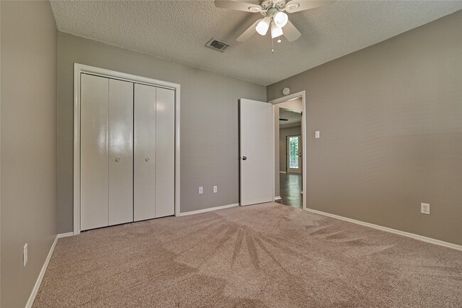 Building Photo - 3122 Village Park Dr