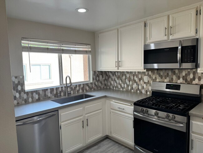 Building Photo - Beautiful 2-Bedroom Townhome in Stevenson Ranch!