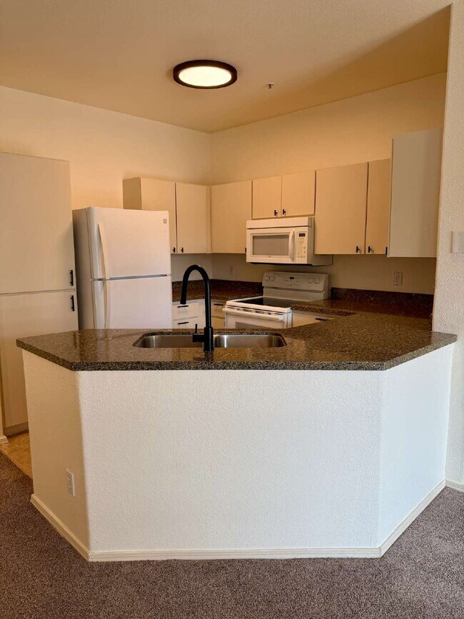 Building Photo - Don't Miss This 2 Bed/2 Bath Pinnacle at Highline Condo Available Now! Move In Prior to March 31,...