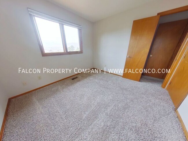 Building Photo - 985 Pulpit Rock Cir S