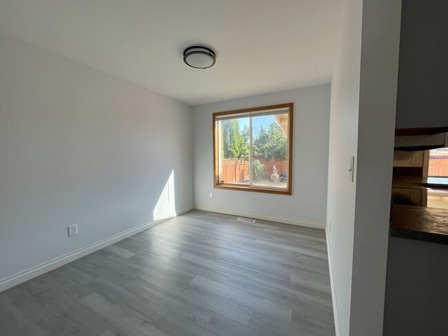 Building Photo - Spacious 4-Bedroom, 2.5-Bathroom Home with...