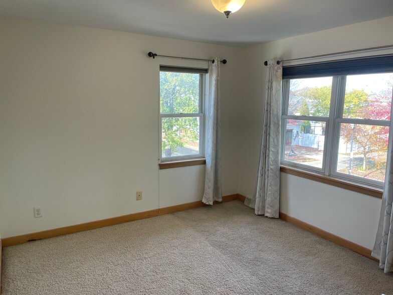 Building Photo - 3169 Pleasant St